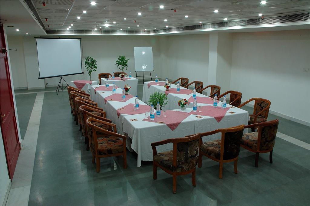 Hotel Regent Continental Делхи Екстериор снимка