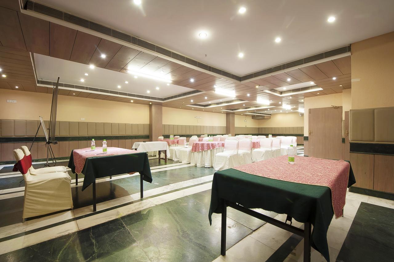 Hotel Regent Continental Делхи Екстериор снимка