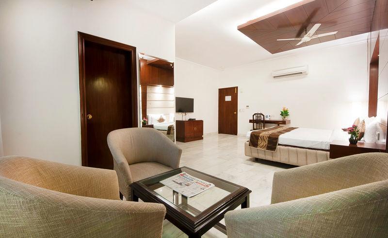 Hotel Regent Continental Делхи Екстериор снимка